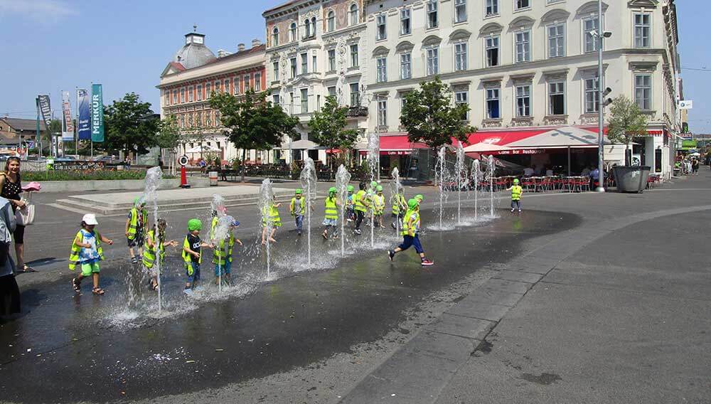 Weatherpark Stadtklima Kinder um Wasserspiele